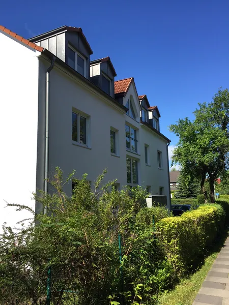 GERÄUMIGE 3-Zimmer DACHGESCHOSSWOHNUNG IM GRÜNEN — photo 1
